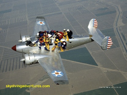 Spektakuläre Fallschirmsprung-Akrobatik - Foto: Klaus Heller